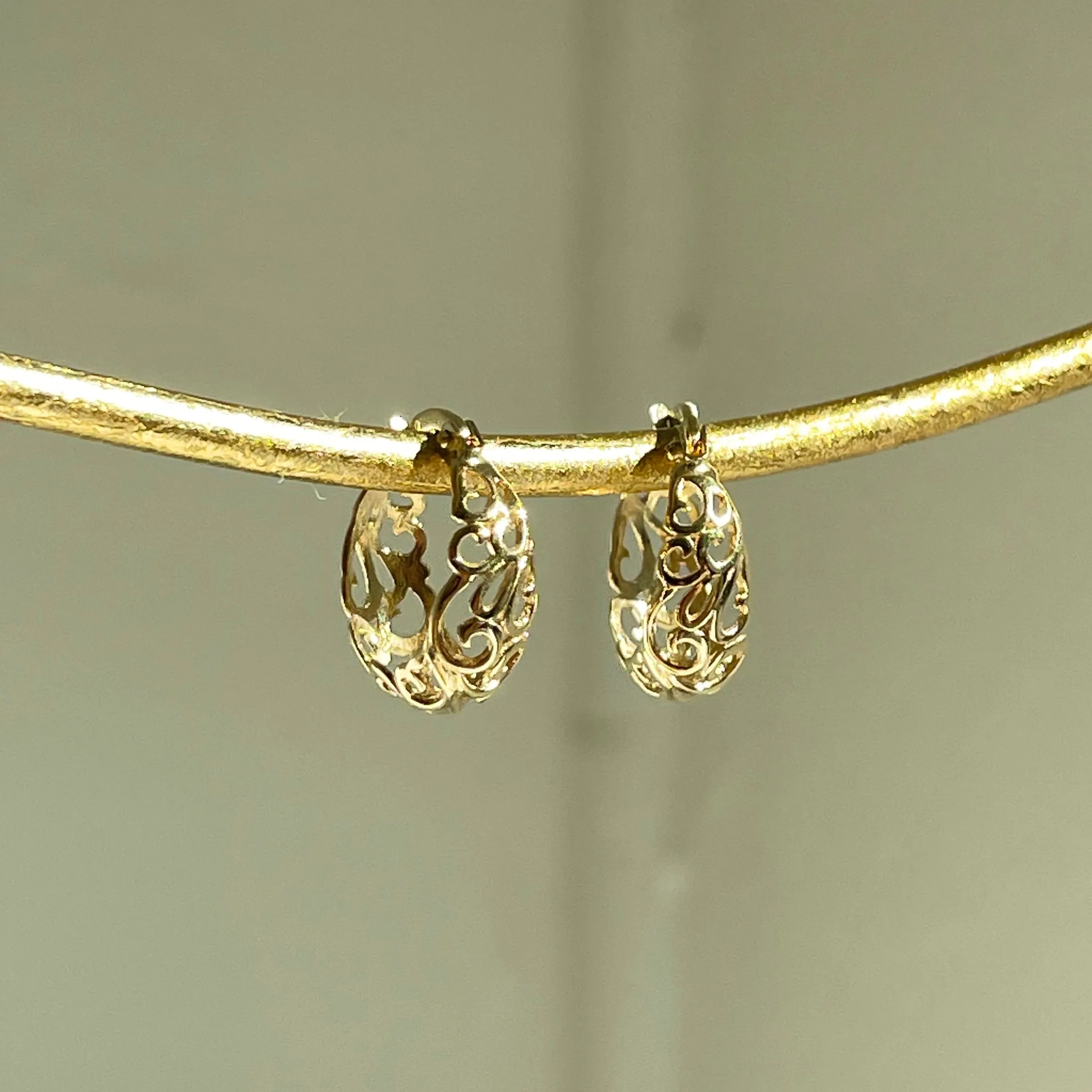14KT Yellow Gold Tapered Filigree Design Hoop Earrings 16mm