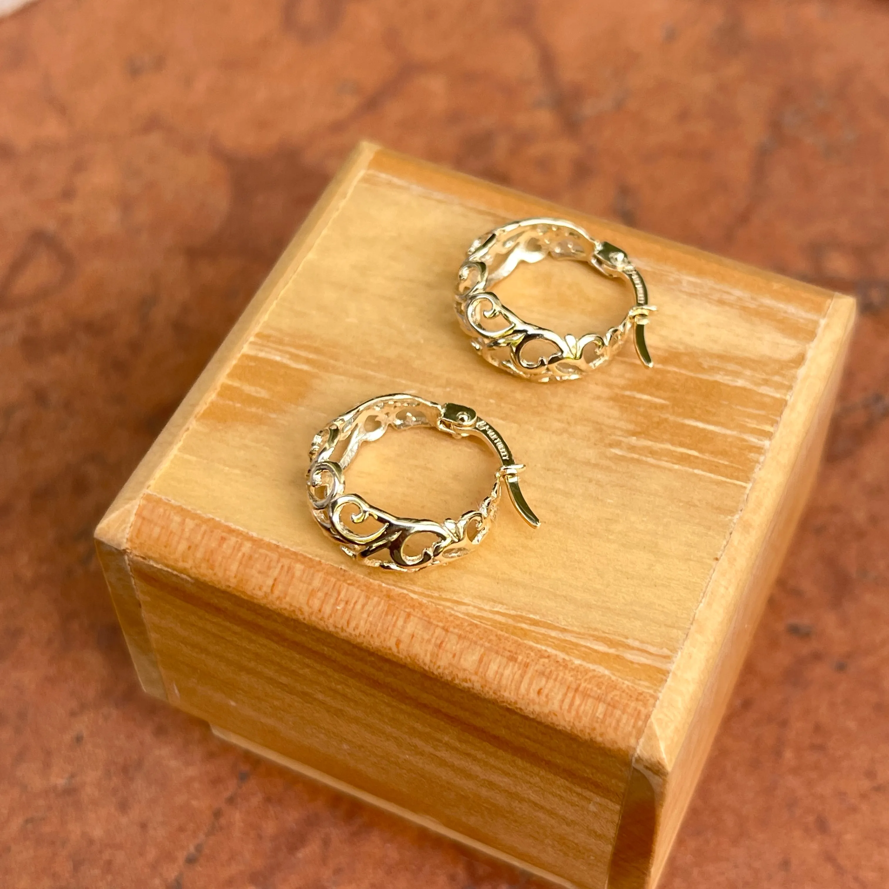 14KT Yellow Gold Tapered Filigree Design Hoop Earrings 16mm
