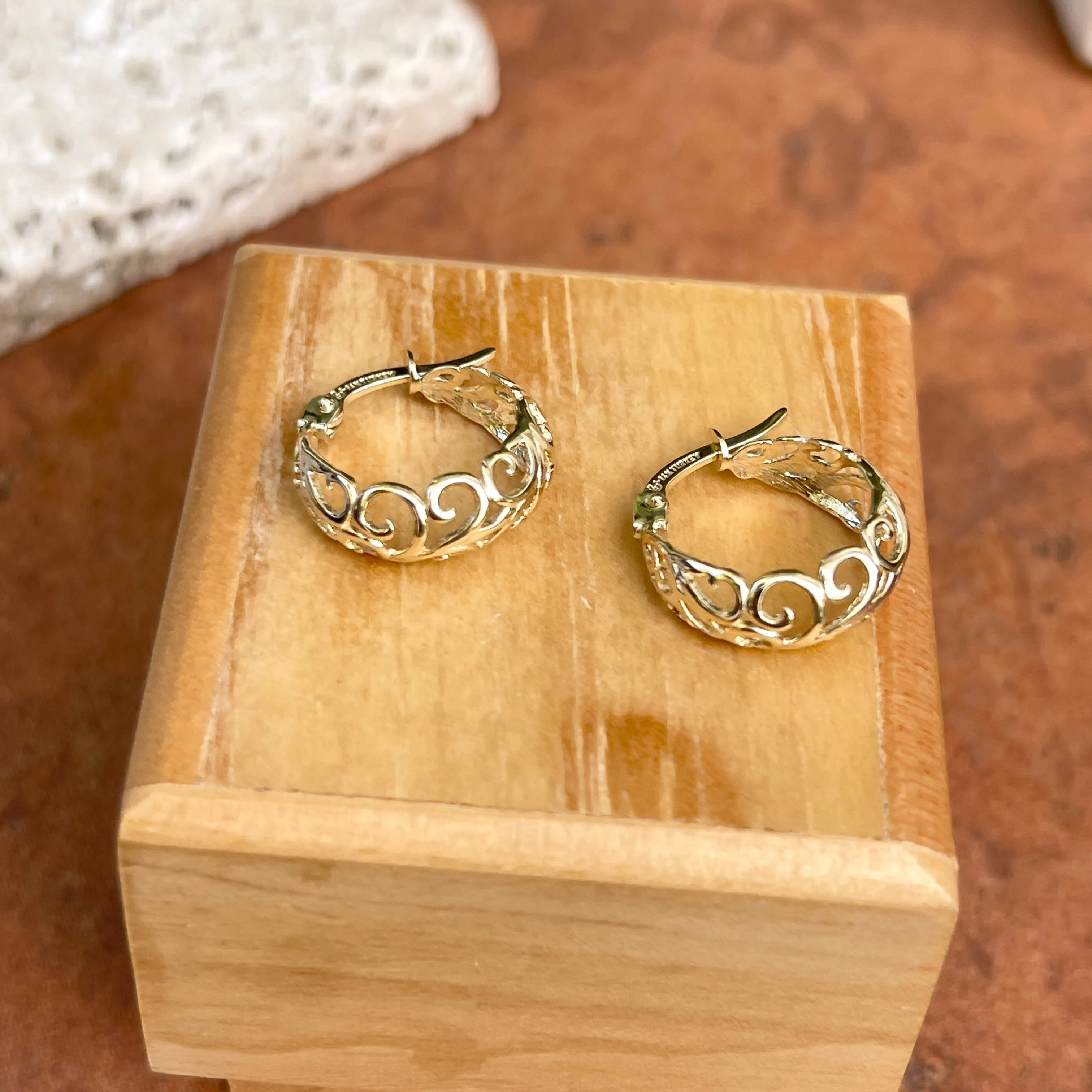 14KT Yellow Gold Tapered Filigree Design Hoop Earrings 16mm