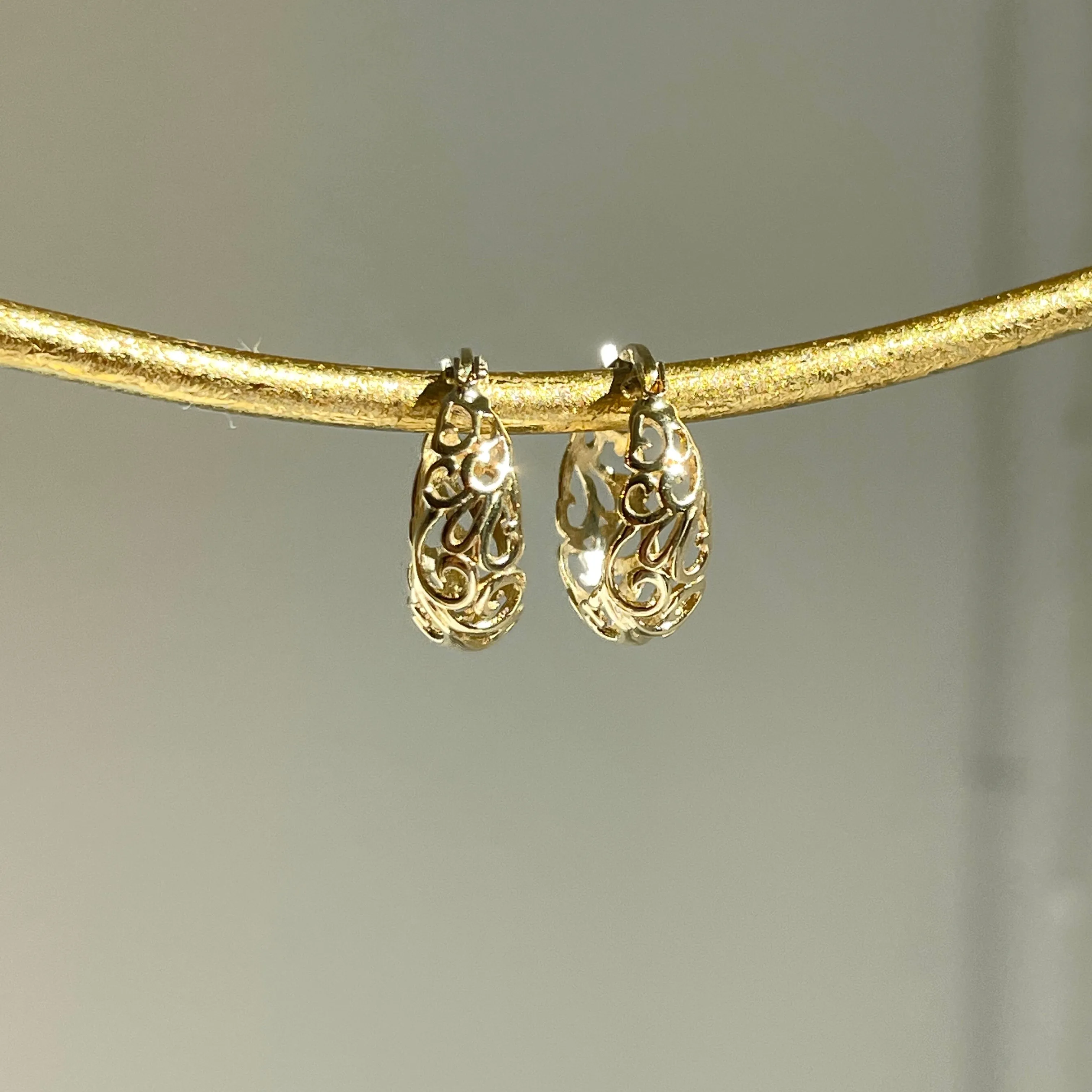 14KT Yellow Gold Tapered Filigree Design Hoop Earrings 16mm