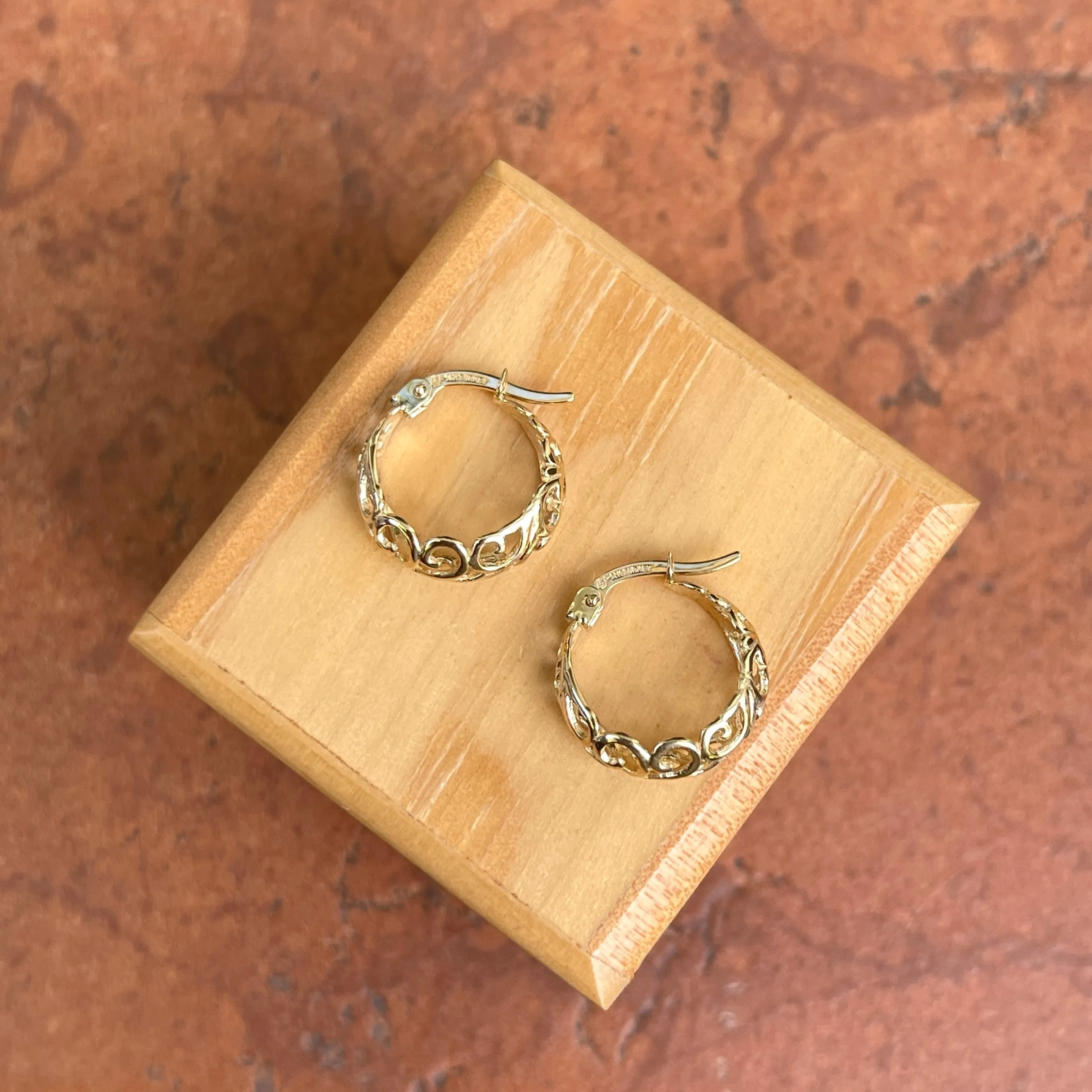 14KT Yellow Gold Tapered Filigree Design Hoop Earrings 16mm