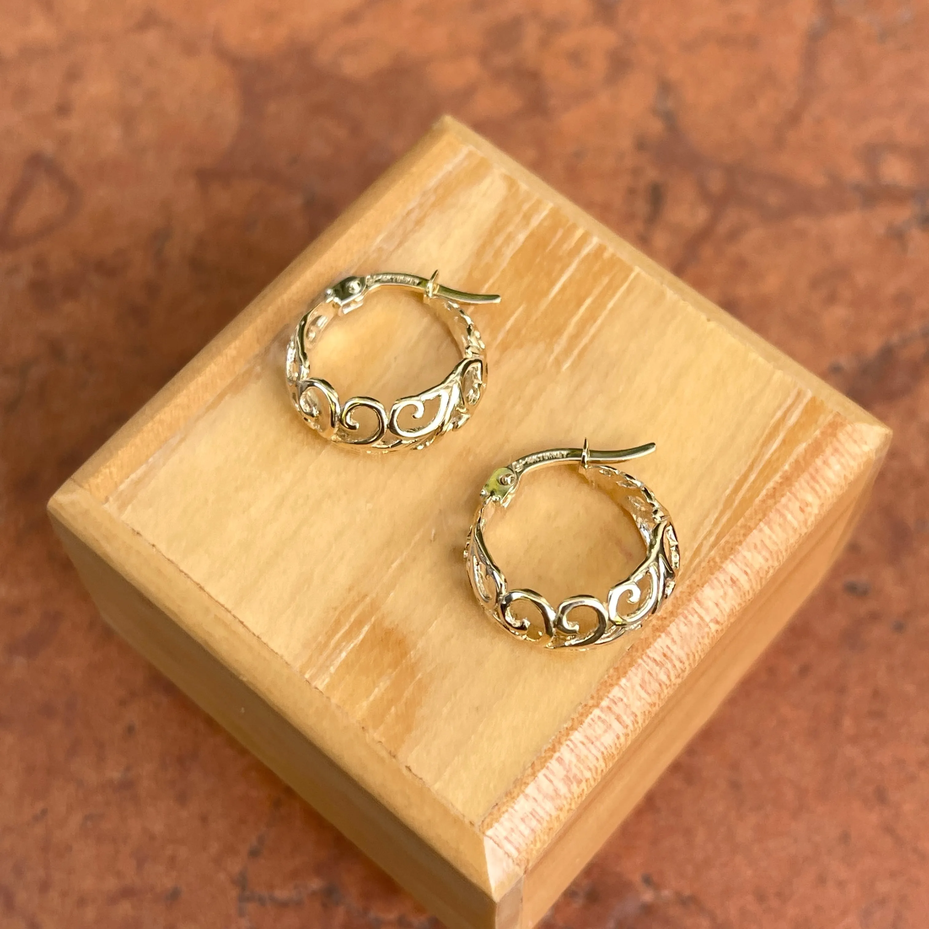 14KT Yellow Gold Tapered Filigree Design Hoop Earrings 16mm