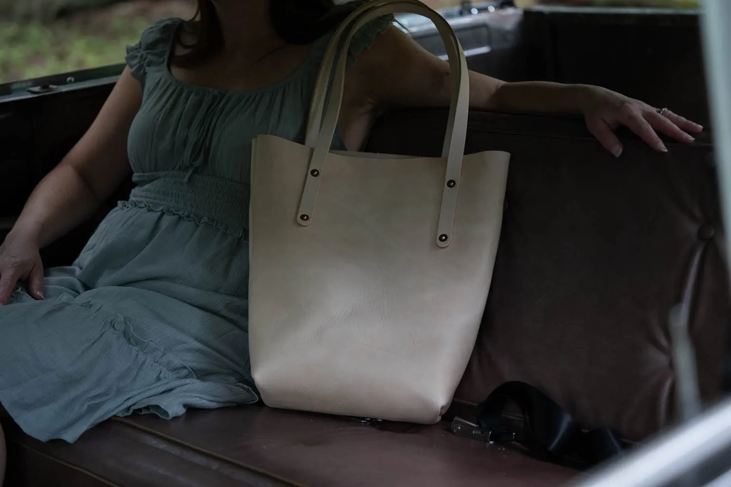 AVERY LEATHER TOTE BAG - SLIM MEDIUM - NATURAL VEG TAN