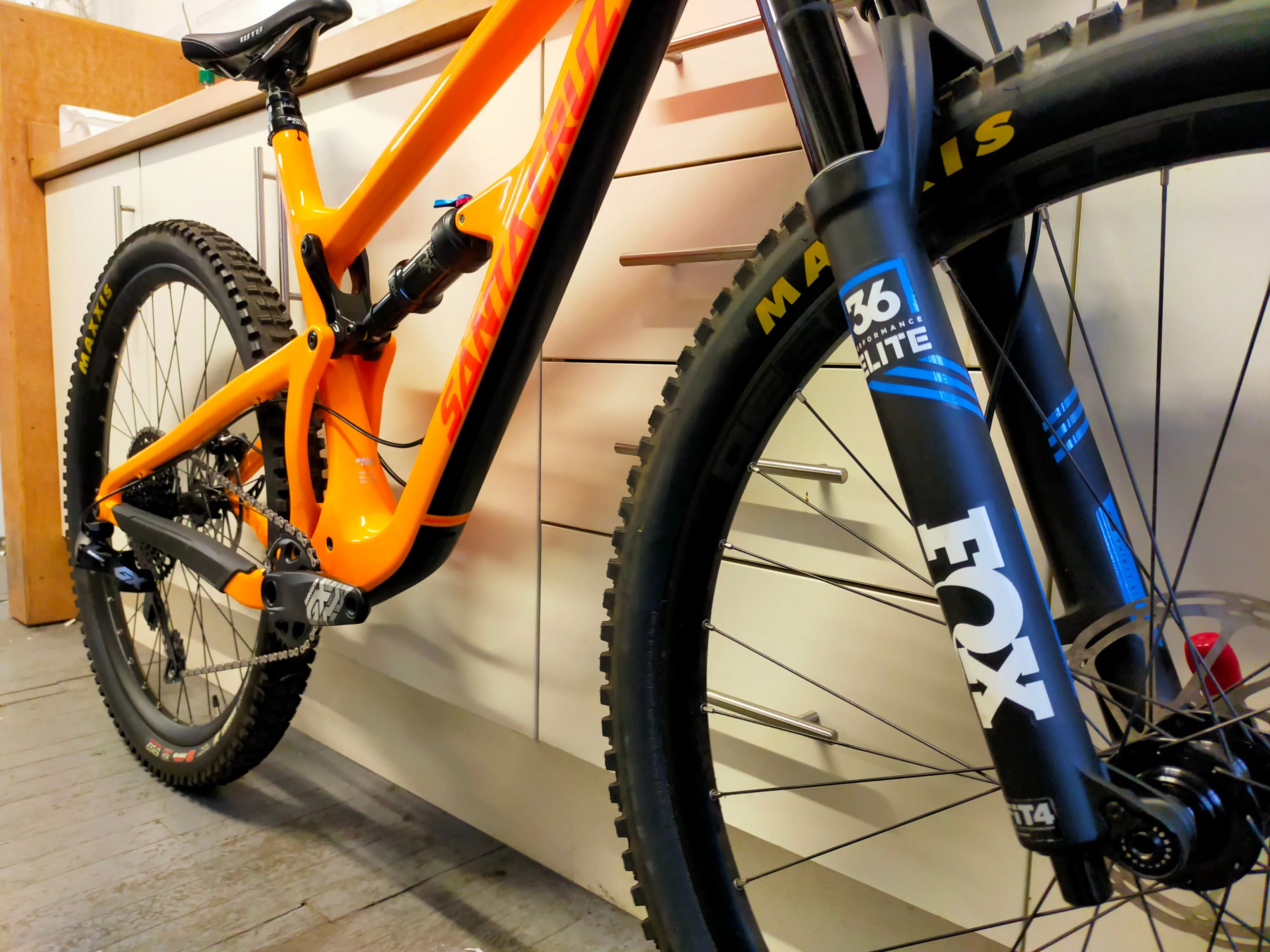 Santa Cruz Hightower C S 29 Full Suspension Mountain Bike 2018 Ex-Demo - Orange
